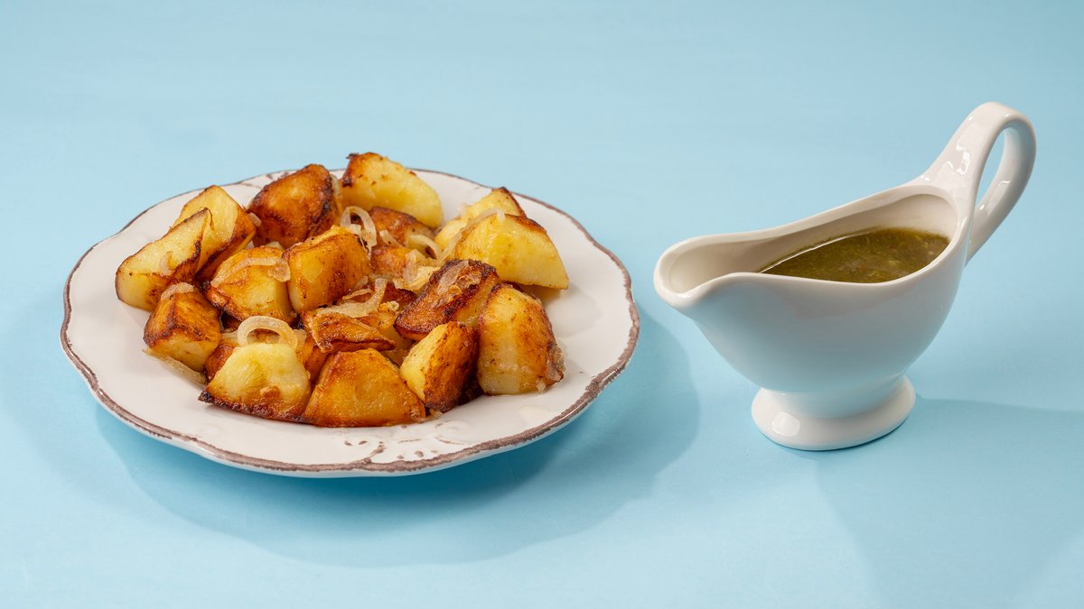 Жареный картофель с соусом